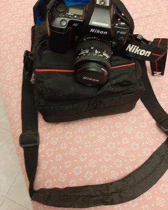 macchina  fotografica  canon con custodia 