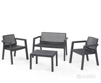 Salottino da esterno in resina completo di cuscini