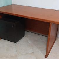 Scrivania grande in ciliegio 