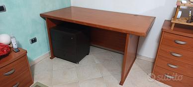 Scrivania grande in ciliegio 
