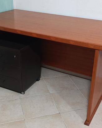 Scrivania grande in ciliegio 