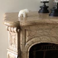 Statua - orsetto in onice bianco