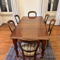 tavolo in legno pregiato con sei sedie