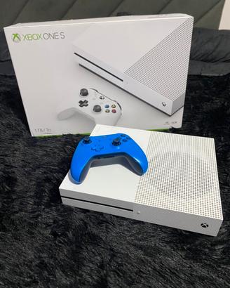 Xbox One S 1TB + controller
