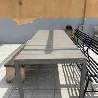 tavolo da giardino con due sedie da capotavola