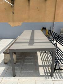 tavolo da giardino con due sedie da capotavola