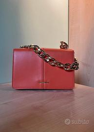 Borsa a spalla arancione con catena
