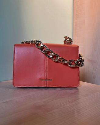 Borsa a spalla arancione con catena