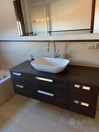 Mobile bagno con lavandino e rubinetteria