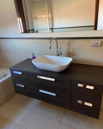 Mobile bagno con lavandino e rubinetteria