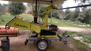 Cippatore Agrinova Zakandra su rimorchio targato