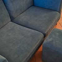 divano in velluto con accessorio