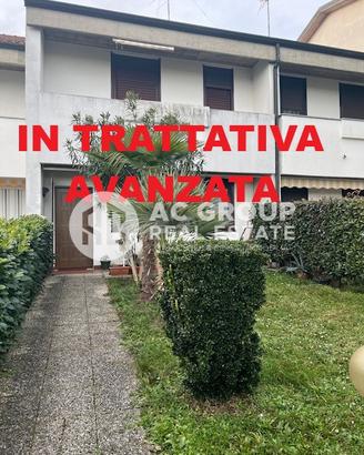 Saronno - VILLA A SCHIERA in via Caio Giulio Cesa