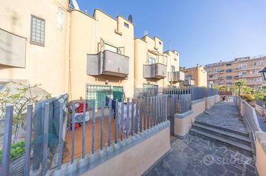 VILLA A SCHIERA A MARINO