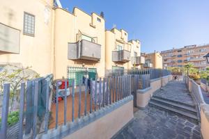 VILLA A SCHIERA A MARINO