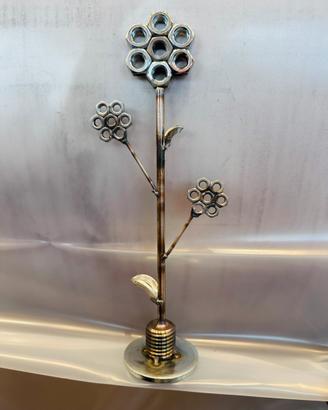 Scultura floreale in metallo