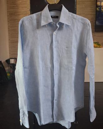 camicia azzurra in lino