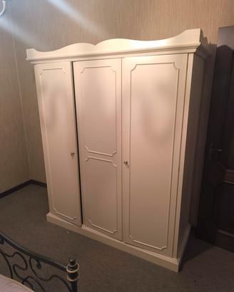 Armadio 3 ante shabby chic e letto ferro battuto