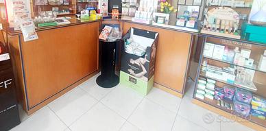 Scaffali artigianali in legno di ciliegio