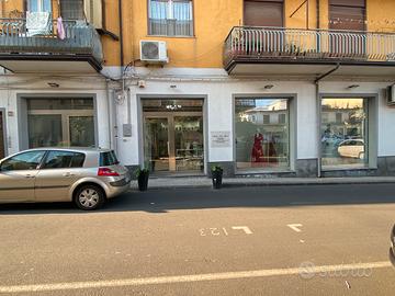 Locale commerciale con destinazione d'uso