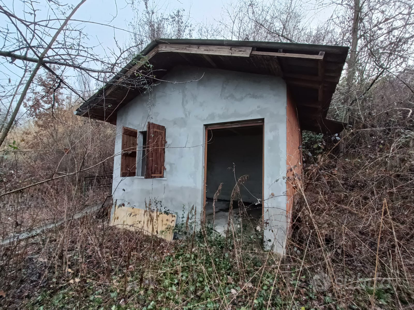 Ciabot nel verde senza nessuno intorno - Vista 5