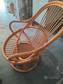 Poltrona girevole in vimini e rattan