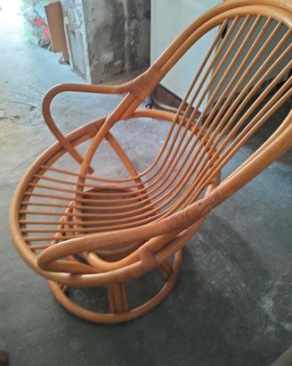 Poltrona girevole in vimini e rattan