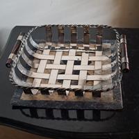 vassoio  quadrato argentato  lavorato a intreccio 