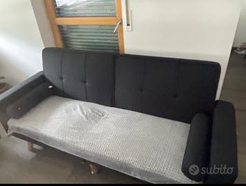 Divano nero diventa anche letto