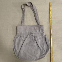 Borsa Subdued con fiocco a coste lilla chiaro.