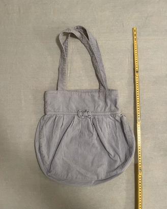 Borsa Subdued con fiocco a coste lilla chiaro.