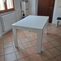 Tavolo bianco lucido