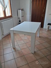 Tavolo bianco lucido