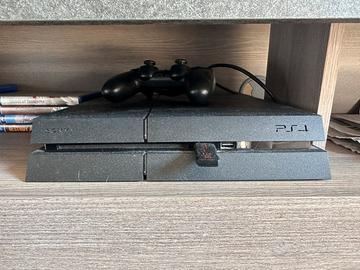 PLAYSTATION 4 con vari accessori