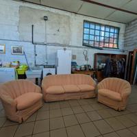 Divano e  due poltrone.