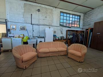 Divano e  due poltrone.