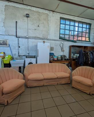 Divano e  due poltrone.