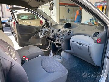 TOYOTA Yaris - 2002