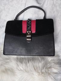 borsa a mano e tracolla nera . 31×23 circa