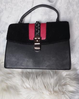 borsa a mano e tracolla nera . 31×23 circa