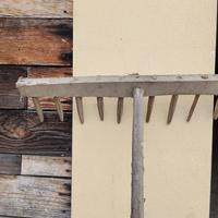 rastrelli, seggiolone, macina pietra 