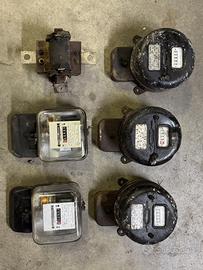 Contatori elettrici antichi/vintage di varie età
