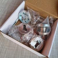 Coppia di maniglie in acciaio con rosetta tonda.