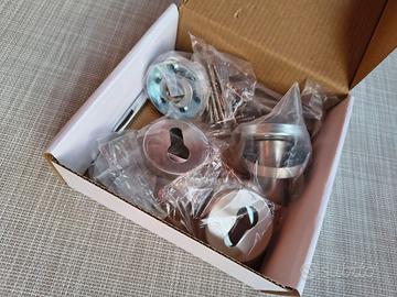 Coppia di maniglie in acciaio con rosetta tonda.