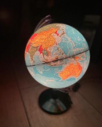 Mappamondo illuminato