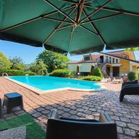 Villa Bifamiliare con Piscina e Ampio Giardino