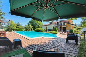 Villa Bifamiliare con Piscina e Ampio Giardino