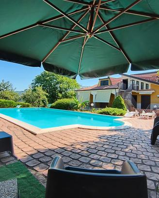 Villa Bifamiliare con Piscina e Ampio Giardino