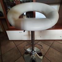 coppia di sgabelli in simil pelle bianchi