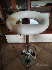 coppia di sgabelli in simil pelle bianchi